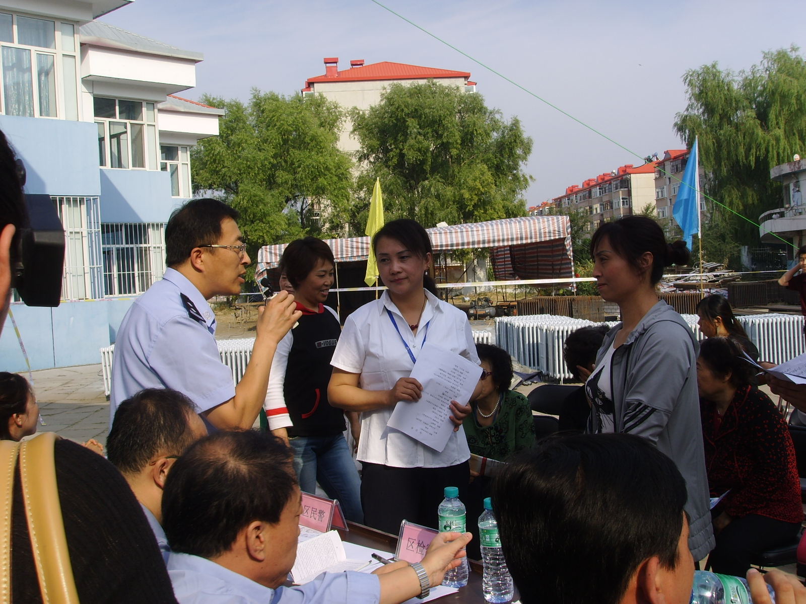 组织居民与辖区单位面对面对接,现场解决问题