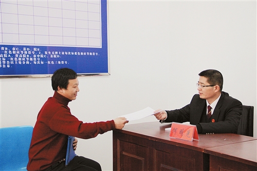 何明光同志向当事人解答疑问